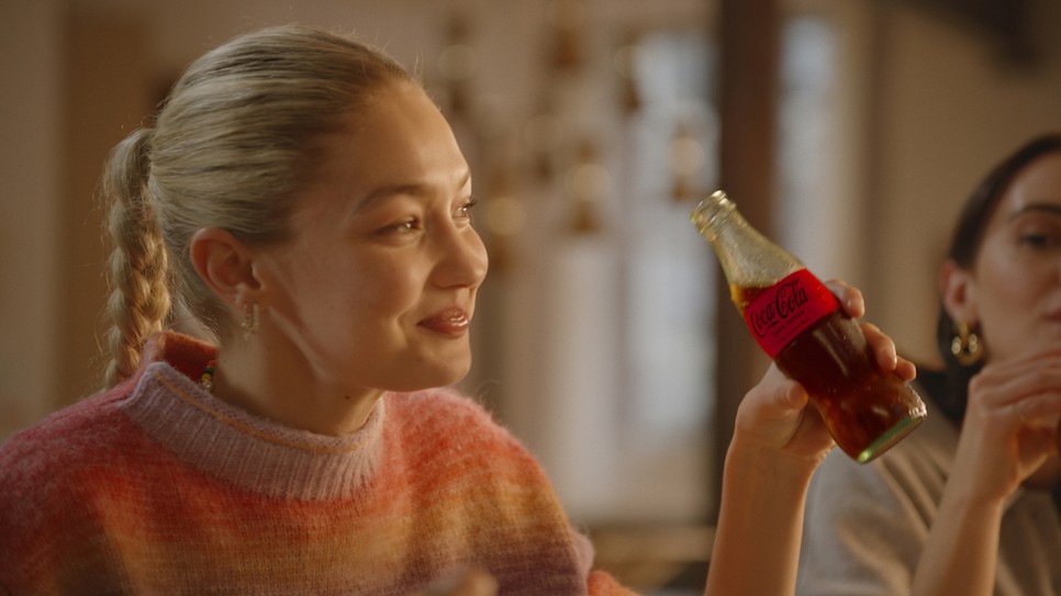Gigi Hadid varázslatos estéket tölt a barátaival