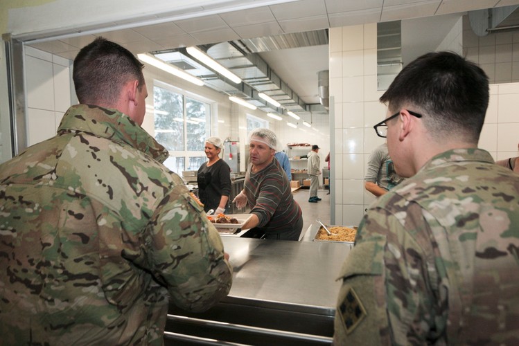 Amerykańscy żołnierze z 3. Pancernej Brygadowej Grupy Bojowej na stołówce w obozowisku Karliki koło Żagania