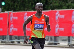 Maratończyk Kipsang aresztowany za picie alkoholu ze znajomymi w czasie kwarantanny