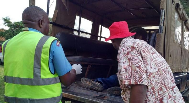 File image of police officers ferrying a dead body. The body of a form three student was found in a Narok lodging after the decead reportedly attempted to abort