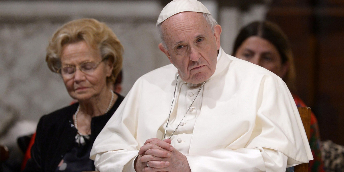 Papież zdymisjonował dwóch kardynałów. Chodzi o pedofilię