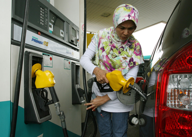 Klientka jednej ze stacji benzynowych w Kuala Lumpur