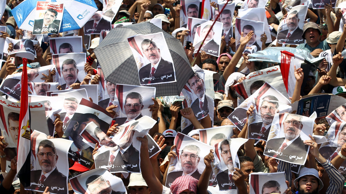 Dziesiątki tysięcy osób zgromadziły się po świątecznych modlitwach w kilku miastach Egiptu, by zaprotestować przeciw obaleniu islamistycznego prezydenta Mohammeda Mursiego. W środę władze zapowiedziały, że podobne protesty nie będą dłużej tolerowane.
