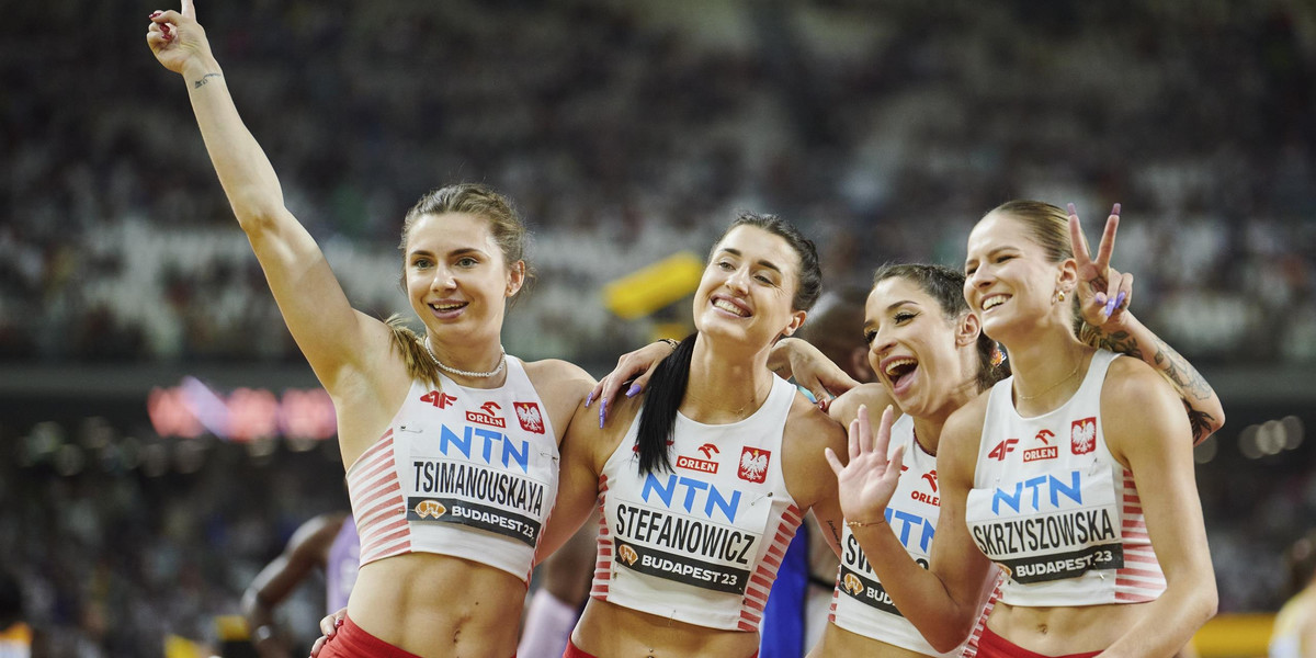 Krystina Cimanouska (pierwsza z lewej) razem z koleżnkami ze sztafety 4x100 metrów.