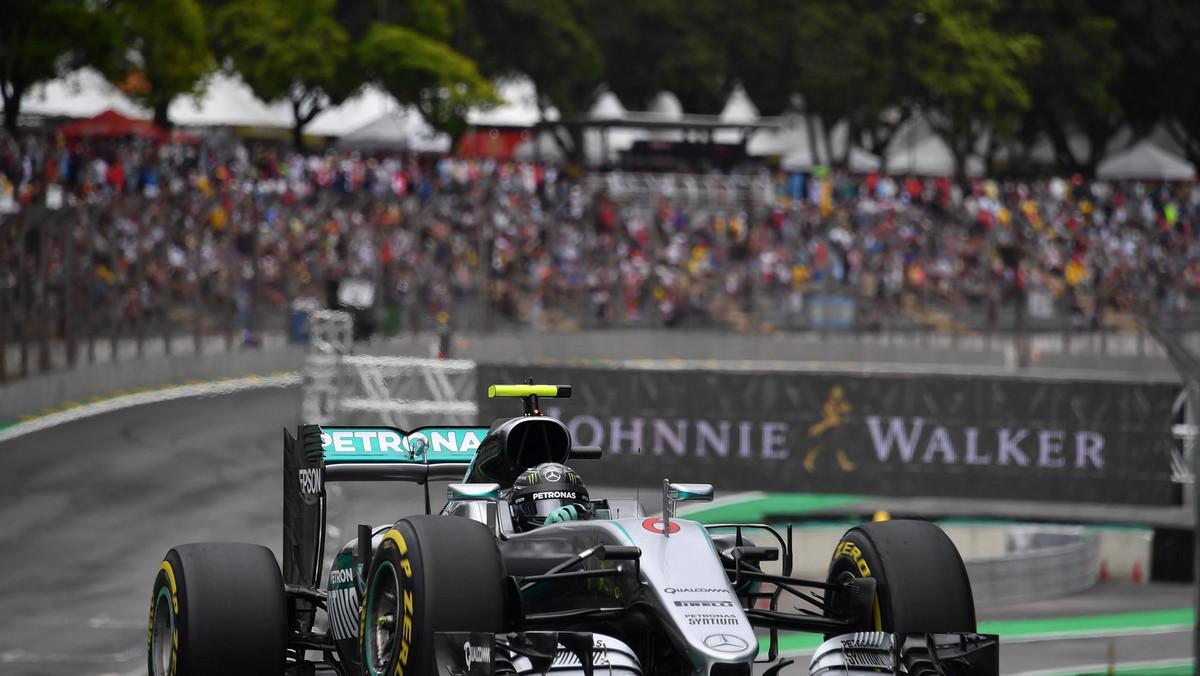 Już w niedzielę może rozstrzygnąć się los mistrzostwa w Formule 1. Wystarczy, że Nico Rosberg powiększy przewagę nad Lewisem Hamiltonem z 19 do 25 punktów. Jednak w kwalifikacjach do Grand Prix Brazylii lepiej wypadł Brytyjczyk, który wystartuje z pierwszego pola. Obok niego ruszy Niemiec. Rosberg utrzymuje jednak optymistyczne nastawienie.