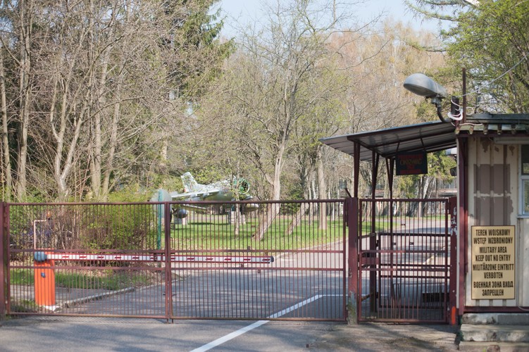 Brama wjazdowa do dawnej jednostki wojskowej w Redzikowie koło Słupska