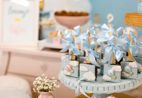 Tania biżuteria, która będzie idealnym prezentem na baby shower. Dla dziecka i mamy