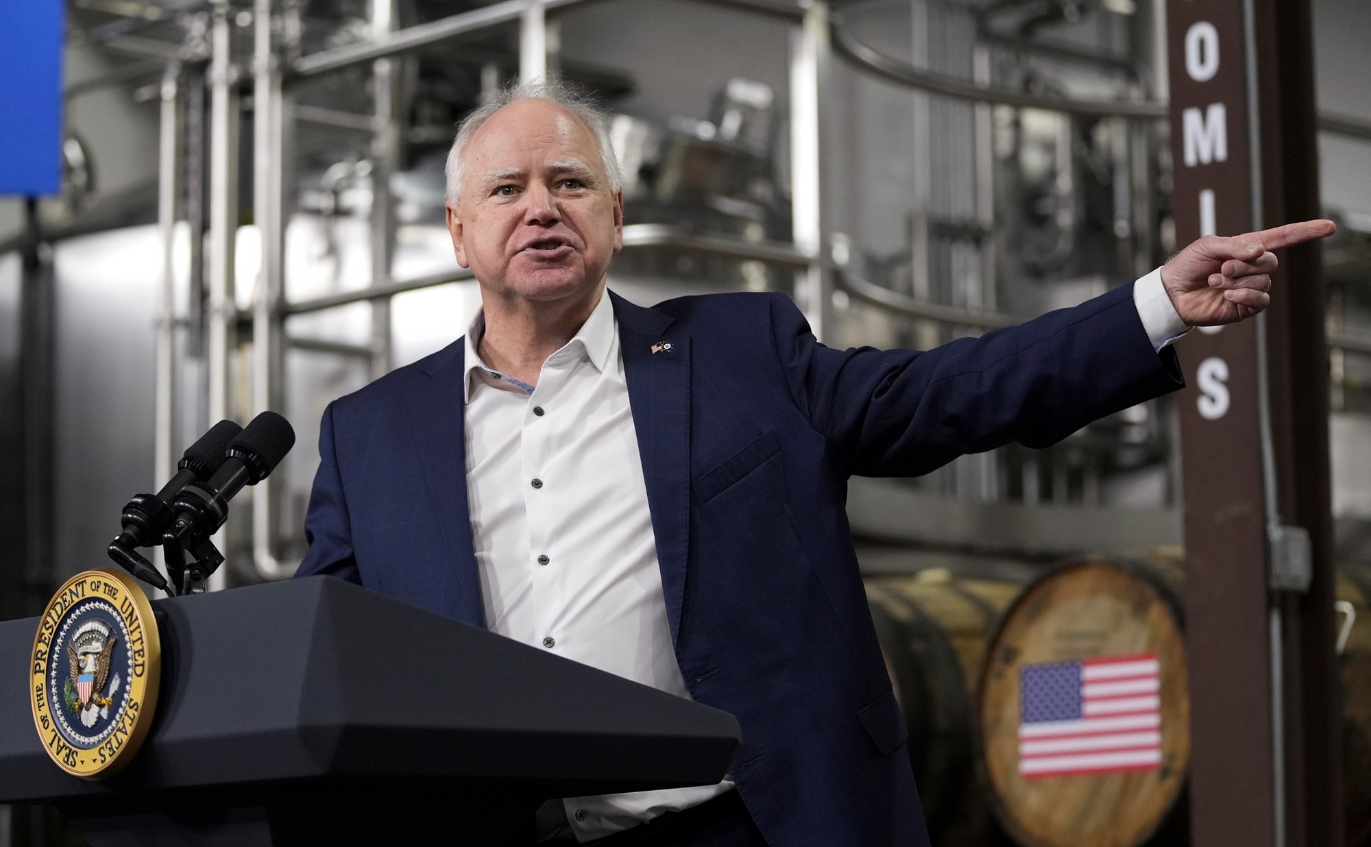 Na archívnej snímke z 25. januára 2024 guvernér štátu Minnesota Tim Walz hovorí v americkom meste Superior.