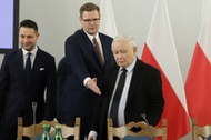 Prezes PiS Jarosław Kaczyński, poseł Michał Woś i europoseł Patryk Jaki.