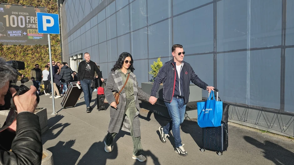 Tanja Savić sa dečkom na aerdromu "Nikola Tesla"