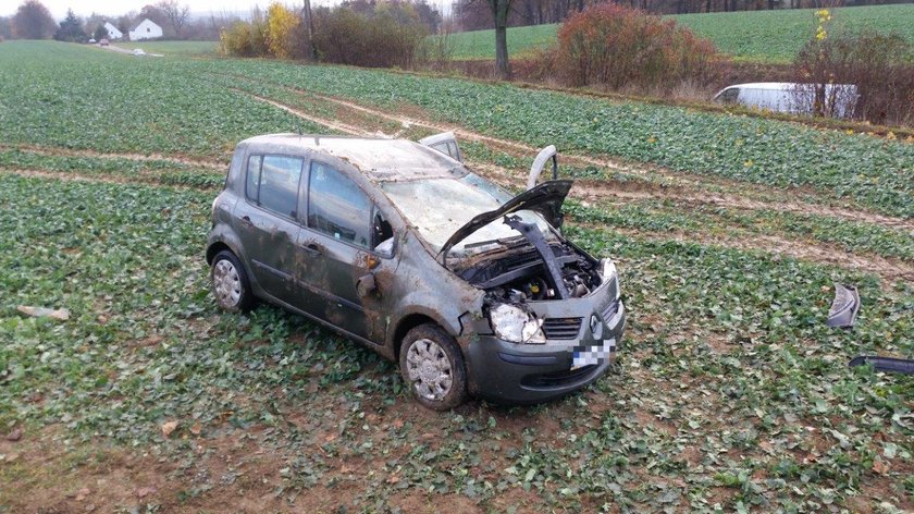 Auto koziołkowało przez pole