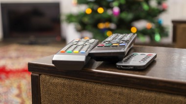 święta 2025 w telewizji. co zobaczymy w wigilię i boże narodzenie? [program tv]