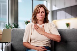 Ovaj specifični simptom javlja se čak mesec dana pre infarkta kod žena! Ako uz njega osetite i bol u grudima, nemojte da čekate