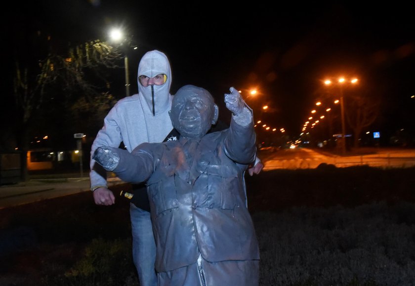 Demonstranci obalili pomnik Kaczyńskiego