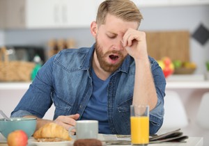 Pospanost nakon jela može biti posledica naglog pada krvnog pritiska