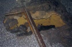 Tajemnicza dziura w jezdni. Odkryto zapomniane tory