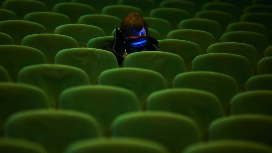 Klientka krakowskiego kina Kijów podczas seansu pierwszego dnia po ponownym otwarciu kin w połowie lutego 2021 r.
