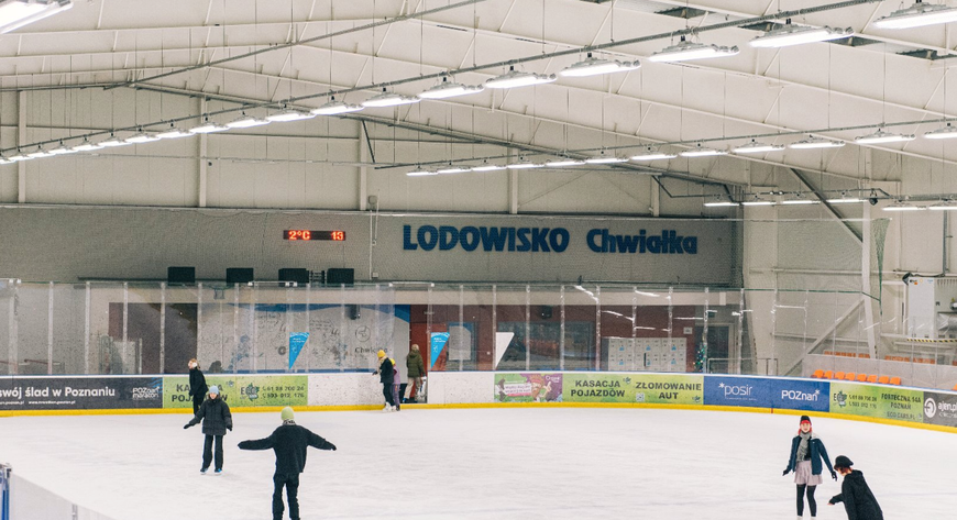 Wystarczy 400 zł, by zapisać dziecko na półkolonie. W ich ramach przygotowano dla dziewczynek i chłopców gry zespołowe, zajęcia z instruktorem sportu, wyjścia do kina, na basen, a także lodowisko. 