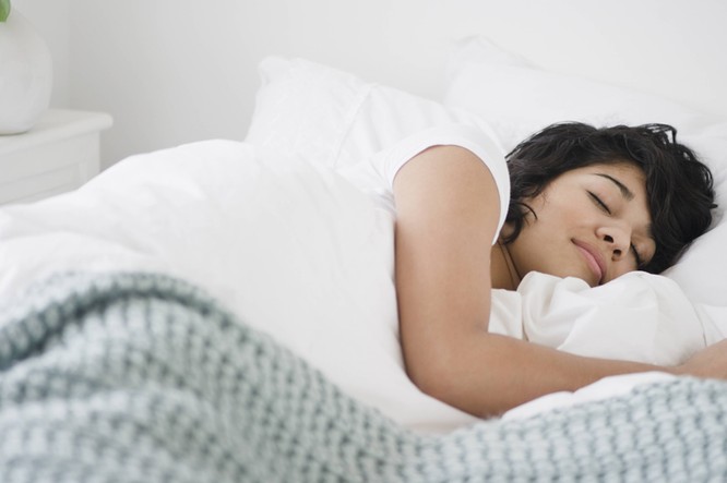 Ausreichend viel zu schlafen ist gesund. Doch wenn man dabei meist auf der rechten Seite liegt, kann dies für den Körper weniger erholsam sein, als man denkt. 