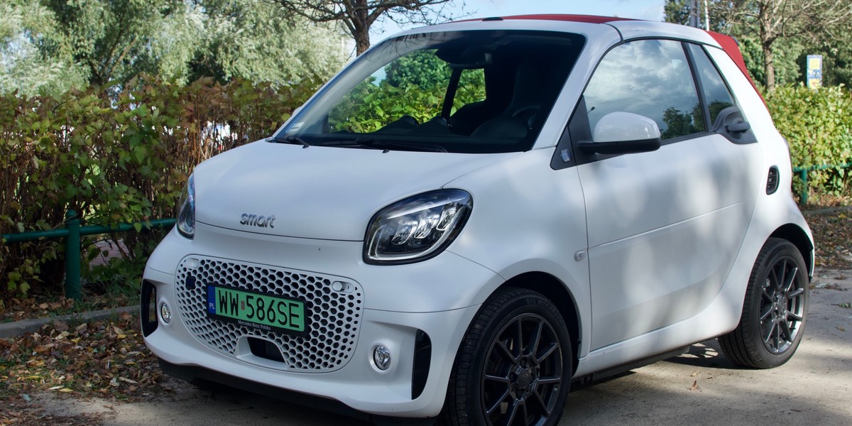 Smart ÈQ fortwo cabrio sprawdzi się do jazdy po mieście i okolicach. Maksymalny zasięg na jednym ładowaniu wynosi do 150-160 km.