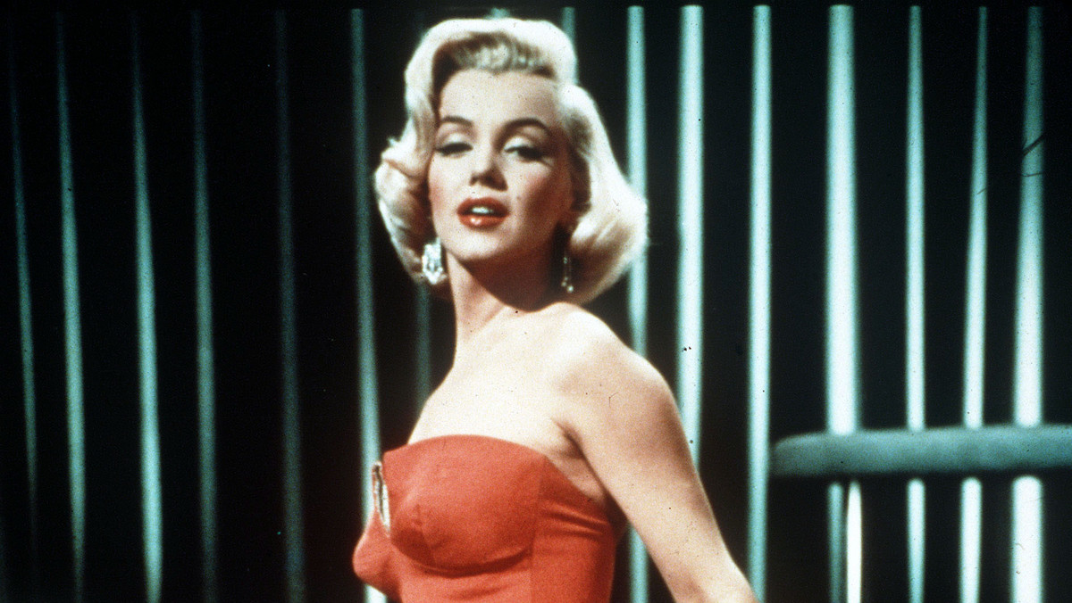 Światło dzienne ujrzały niepublikowane wcześniej zdjęcia Marilyn Monroe. Fotografie wykonane w 1960 r., pochodzące z prywatnej kolekcji jej przyjaciółki, przedstawiają 34-letnią wówczas Marilyn, jak spekulują media, z ciążowym brzuszkiem.