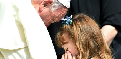 Papież pobłogosławił oczy dziewczynki. To co stało się potem to cud!