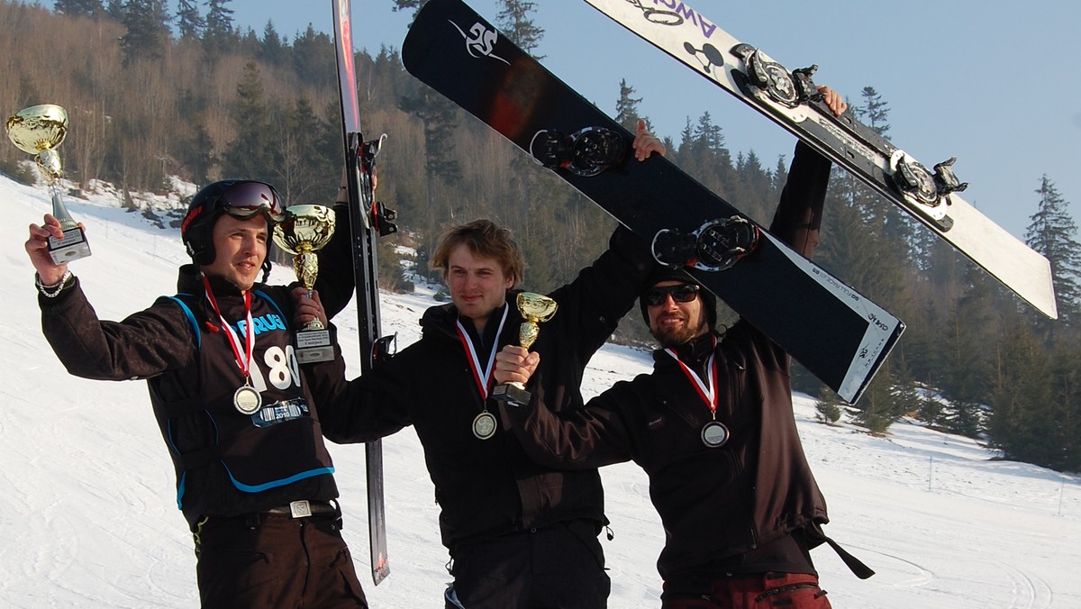 W poniedziałek, przy pięknej pogodzie, na stoku Narciarskim Jurgów-Hawrań zostały rozegrane Mistrzostwa Polski w Snowboardzie w konkurencji PGS. Trasa została przygotowana bardzo dobrze według wszystkich wytycznych FIS. Nie powstydziliby się jej nawet orgniazatorzy FIS Race lub Pucharu Europy.