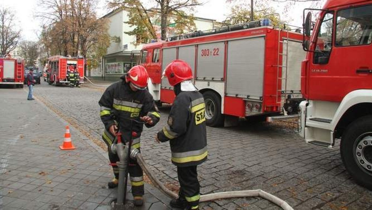 Do budynku kina "Moskwa” w Kielcach pomknęło w niedzielę przed południem sześć jednostek straży pożarnej. Na szczęście okazało się, że ogień strawił tylko elementy wyposażenia składowane na nieużywanym strychu.