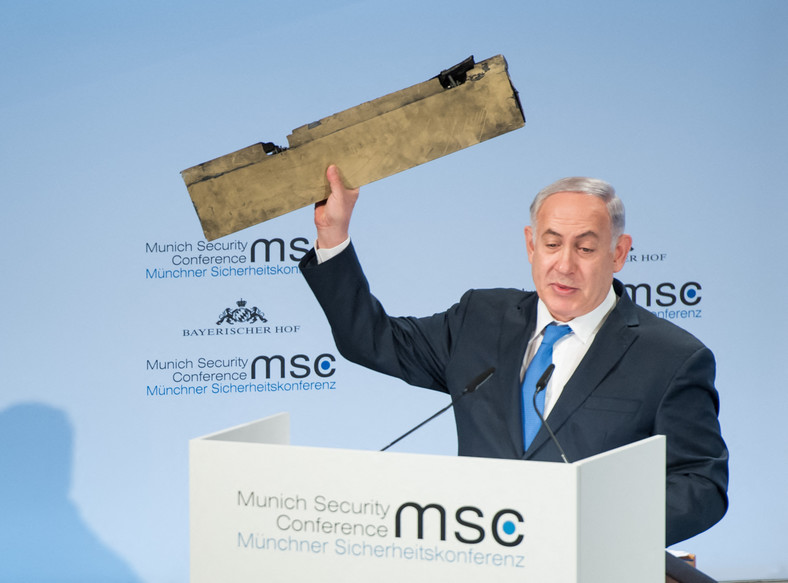 Binjamin Netanjahu trzyma fragment zestrzelonego irańskiego drona na konferencji w Monachium, 2018 r.