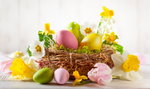 Dekoracje na Wielkanoc. Wiosenne kwiaty, bazie i naturalnie barwione pisanki  stworzą nastrój