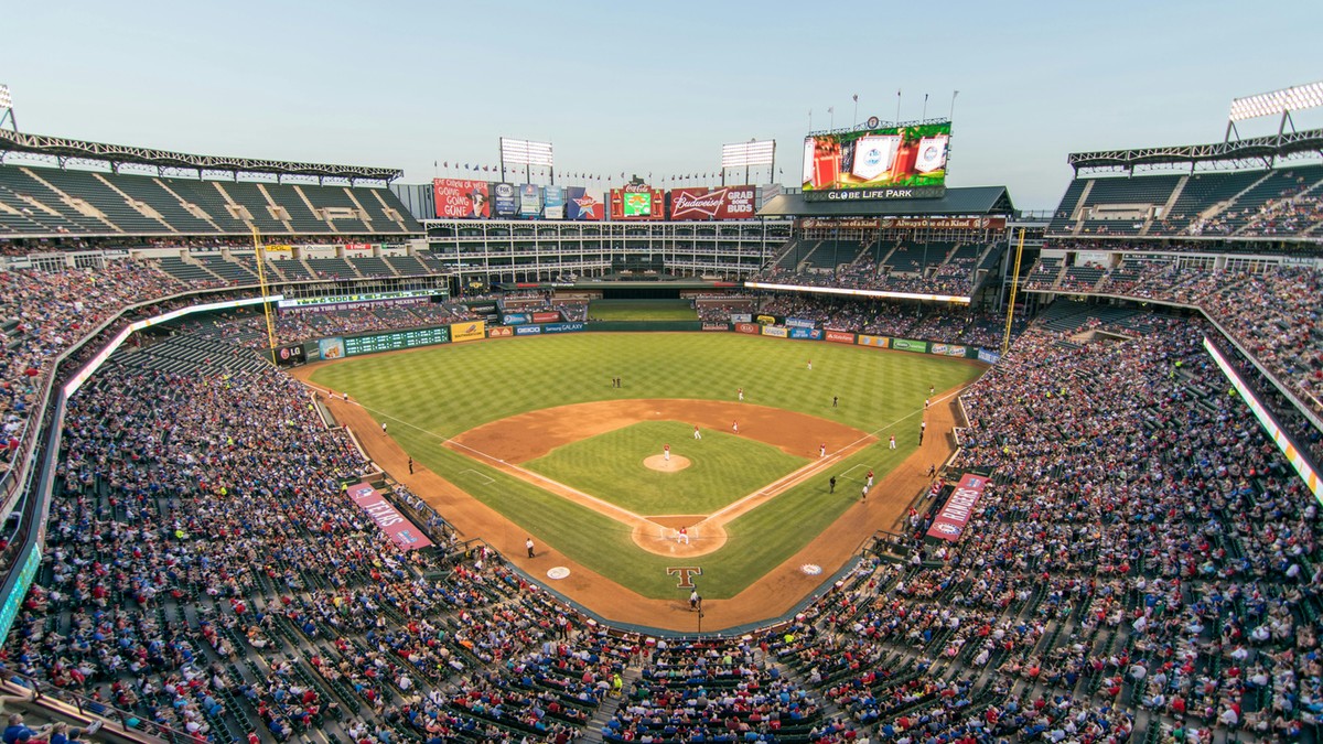 Beszaladt a pályára, szaltózott, majd sokkolóval kellett megfékezni egy baseballrajongót Amerikában – videó