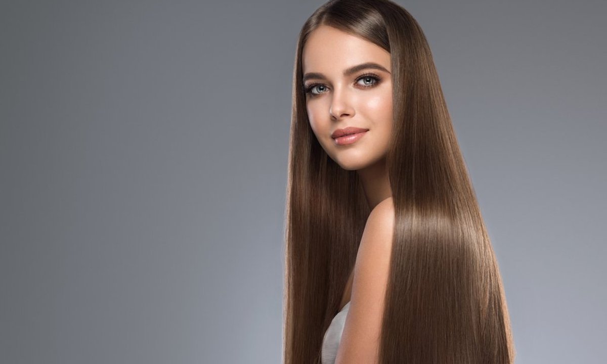 Uwielbiasz efekt prostych włosów, ale nie chcesz codziennie używać prostownicy? Poznaj sposoby, jak utrzymać proste włosy bezpieczniej i bez wysokiej temperatury