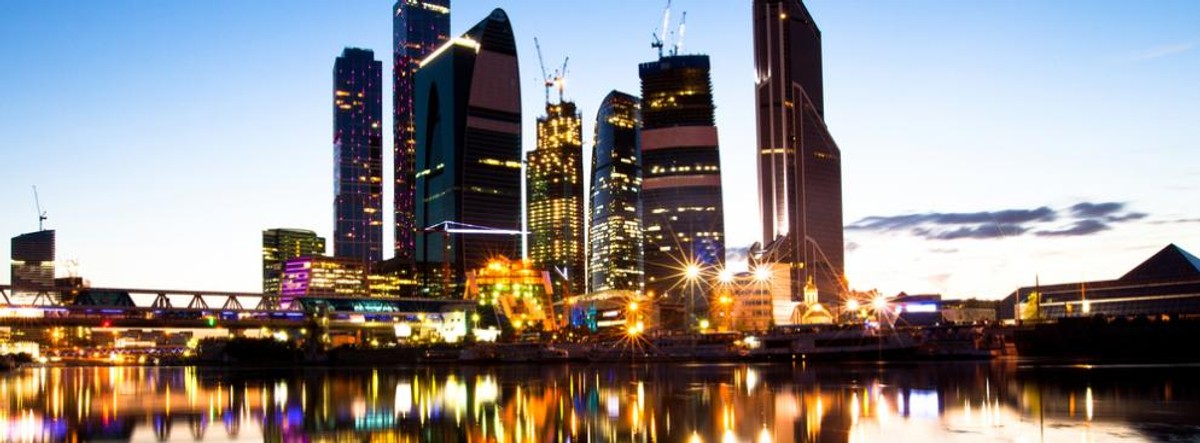 Ostatni rzut oka na International Business Centre: widok na wieżowce moskiewskiego city malowniczo położone nad rzeką.