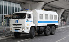 Więzienna ciężarówka przed moskiewskim lotniskiem