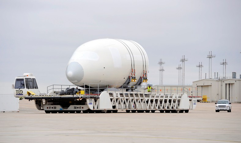 Transport przedniej sekcji najnowszego samolotu Boeing 787 Dreamliner. Projekt 787 Dreamliner jest opóźniony o ponad dwa lata, a jego finalizacja była wielokrotnie przekładana. Trzy samoloty tego typu mają wejść do floty polskiego przewoźnika PLL LOT jesienią 2011 r. fot: Randy Tobias/Bloomberg