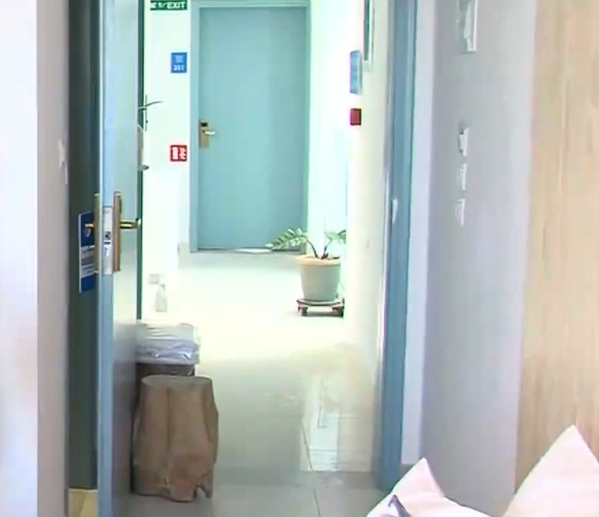 Sve se ostavlja ispred vrata