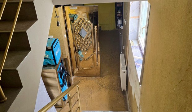 policija upala u hostel u surčinu