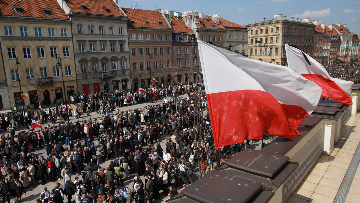 Katastrofa smoleńska spowodowała, że szeregi Prawa i Sprawiedliwości zaczęły rosnąć. Po 10 kwietnia do partii Jarosława Kaczyńskiego przystąpiło ponad tysiąc nowych działaczy - wynika z informacji radia TOK FM.