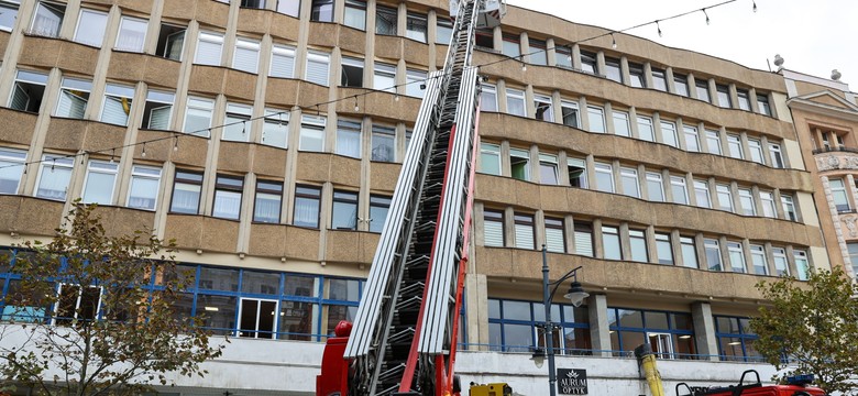 Poseł opowiadał o CPK, a za plecami dym i ewakuacja. Tak, to w Łodzi...