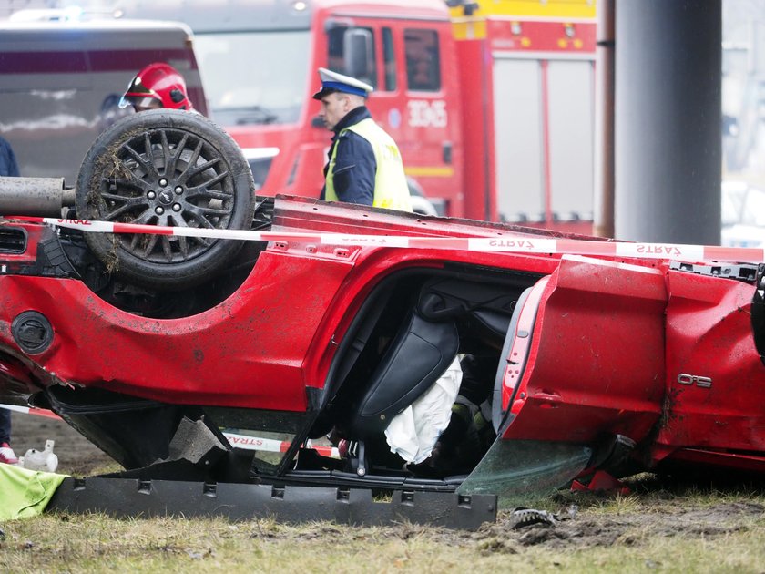 Wypadek w Łodzi. Mustang spadł z wiaduktu. W środku ojciec z dzieckiem