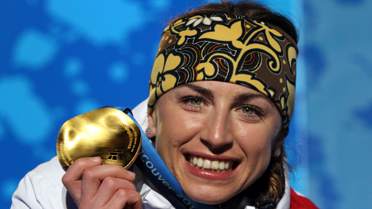 Tłum kibiców przywitał Justynę Kowalczyk na warszawskim lotnisku Okęcie. Polska biegaczka wróciła do Polski z trzema medalami olimpijskimi wywalczonymi w Kanadzie.