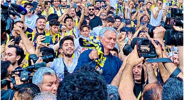 Jose Mourinho given rockstar treatment in Turkey after changing his skin to Fenerbahce shirt