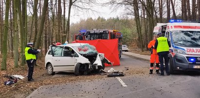 Tragedia w walentynki. Samochodem podróżowało młode małżeństwo [ZDJĘCIA]