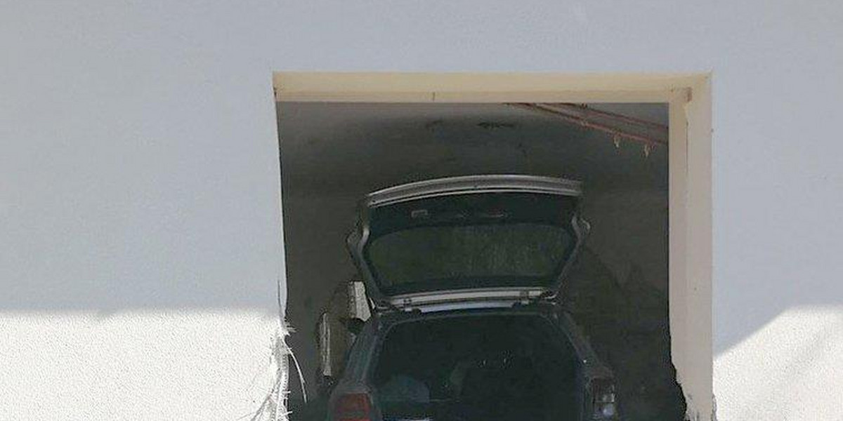 Dramat w Sochaczewie. Auto przebiło ścianę domu i wjechało do środka