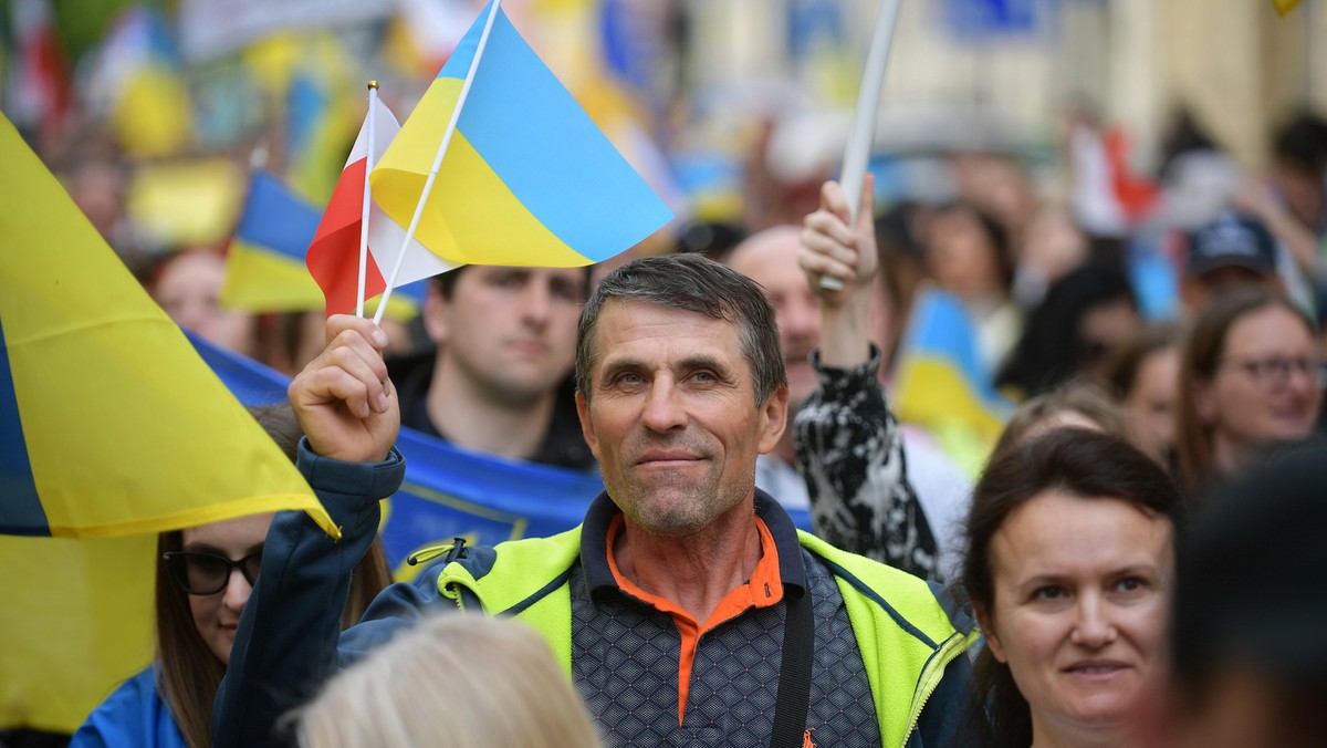 Obywatele Ukrainy podczas Marszu Wdzięczności w Warszawie