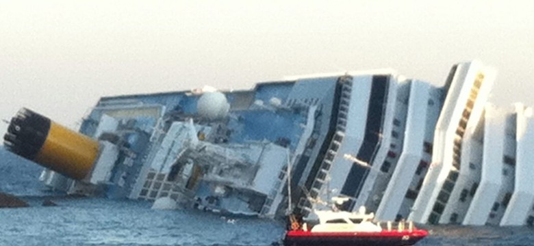 Pasażerski gigant na mieliźnie, są zabici i ranni. "Sceny jak z Titanica"