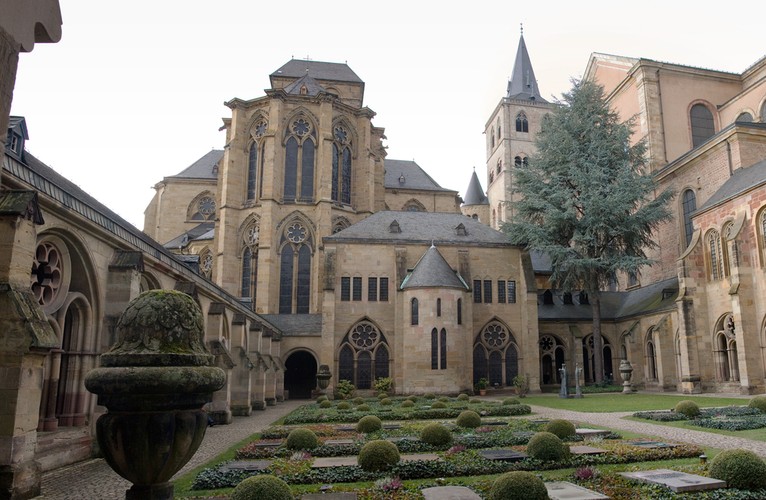 Trewir, Niemcy. Stopa bezrobocia: 2,7 proc. To miasto na prawach powiatu położone blisko zachodniej granicy Niemiec może być najstarszym miastem w kraju. Gospodarka Trewiru w znacznej mierze opiera się na sprzedaży produkowanych w okolicy win. W Trewirze urodził się Karol Marks. Na zdjęciu ogród przy katedrze w Trewirze.