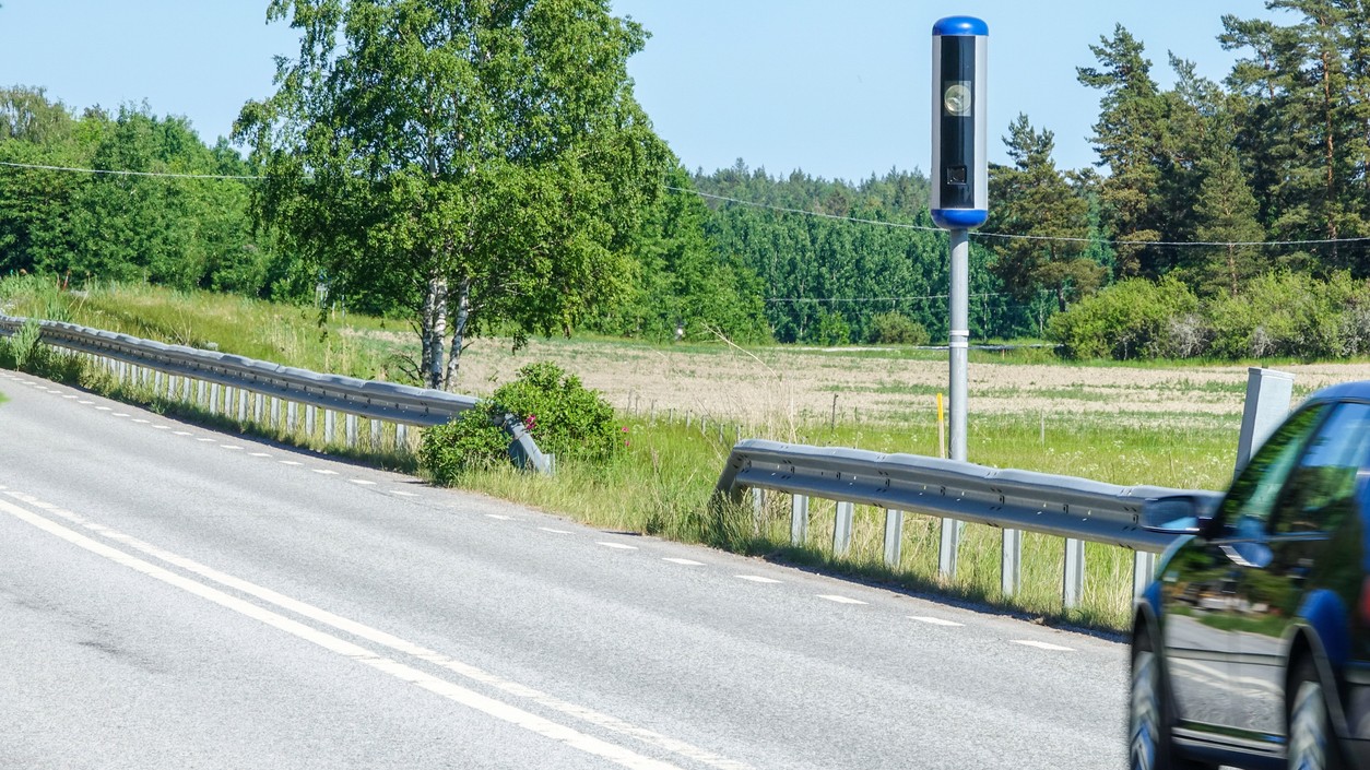 Radar merania rýchlosti na českej ceste pri vjazde do obce. 