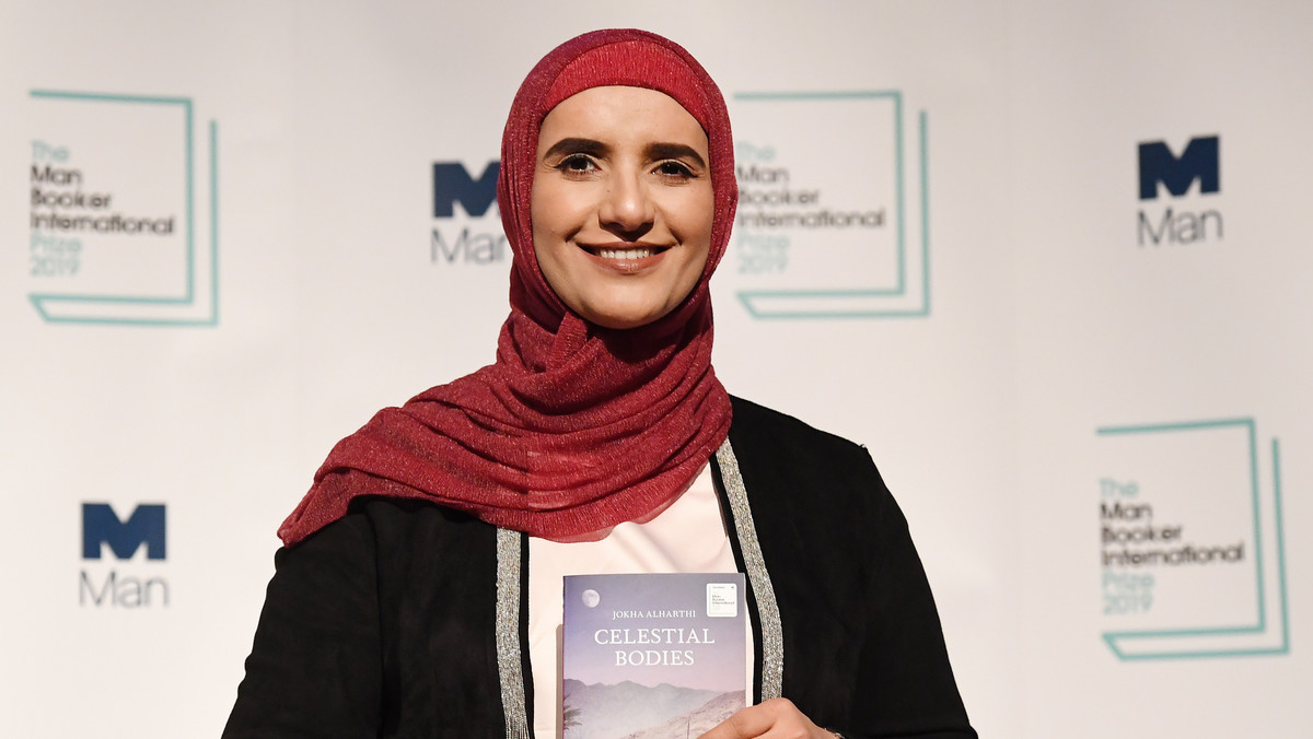 <strong>Poznaliśmy laureata tegorocznej nagrody Man Booker International Prize Booker. Jest nią Jokha Alharthi, która statuetkę zdobyła za książkę "Celestial Bodies" ("Niebiańskie ciała"). Wśród nominowanych książek znalazła się powieść Olgi Tokarczuk - "Prowadź swój pług przez kości umarłych". To jedno z najbardziej prestiżowych wyróżnień w dziedzinie literatury na świecie. Zwyciężczyni została ogłoszona przez Bettany Hughes podczas ceremonii w Roundhouse w Londynie.</strong>