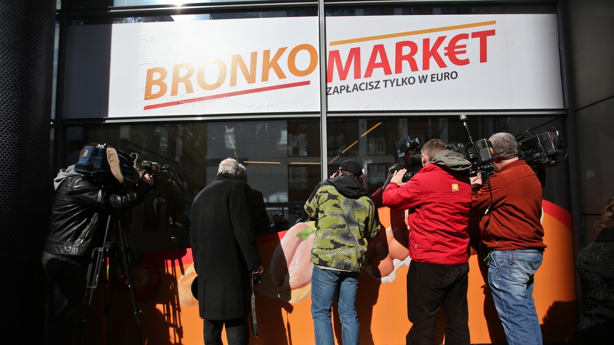 W "Bronko-Markecie" - sklepie z produktami w cenach w euro - kandydat PiS na prezydenta Andrzej Duda pytał prezydenta Bronisława Komorowskiego, czy chce wejścia Polski do strefy euro. Duda przekonywał, że wtedy znacznie wzrosną ceny podstawowych produktów.